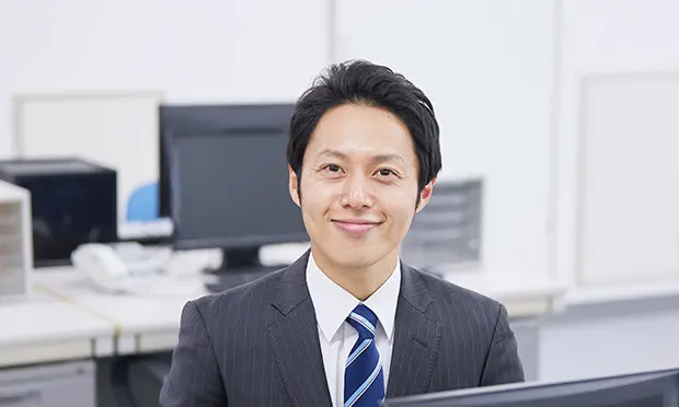 男性社員が正面を向いている画像